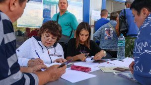 Люди во время оформления документов