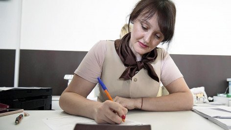 Женщина заполняет документы