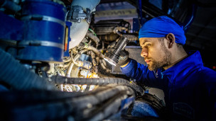Механик осматривает машину