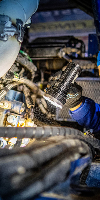 Механик осматривает машину