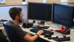 Сотрудник в офисе перед компьютером 