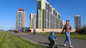 Горожане около жилого комплекса
