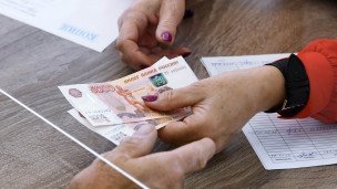 Пенсионер получает выплату крупный план руки с деньгами