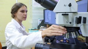  Научная сотрудница во время работы за электронным микроскопом в институте физики Земли