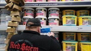 Посетитель у стеллажа со стройматериалами