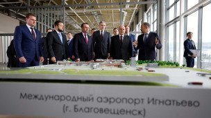 Михаил Мишустин во время осмотра строящегося аэровокзального комплекса