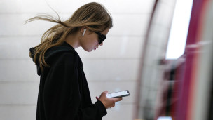 Девушка на платформе с телефоном