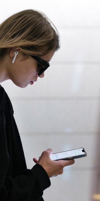 Девушка на платформе с телефоном