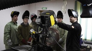 Студенты и преподаватель лаборатории внешнего контроля сварки