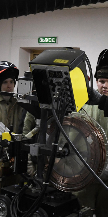 Студенты и преподаватель лаборатории внешнего контроля сварки