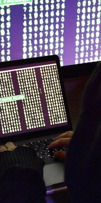 Строчки с цифрами на экранах