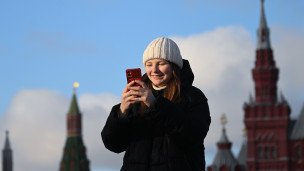 Девушка с телефоном на улице 