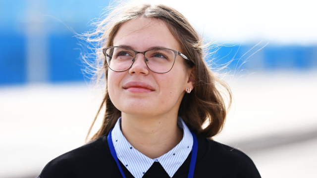 улыбающаяся школьница