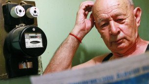 Мужчина читает квитанцию жилищно-коммунальных услуг
