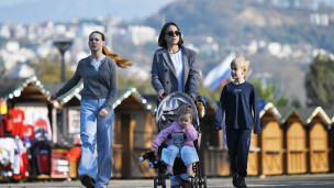 Многодетная мать с детьми на прогулке