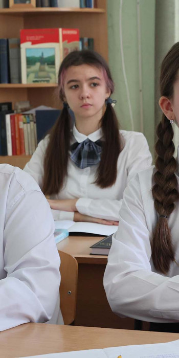 Ученики девятого класса на уроке