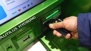 Банковская карта в банкомате