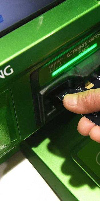 Банковская карта в банкомате