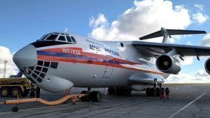 Самолет на взлетно-постадочной полосе