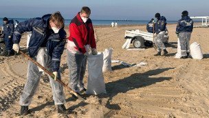 Уборка пляжей в Анапе после разлива мазута 
