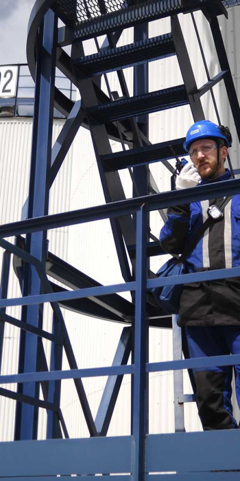 Работник нефтеперерабатывающего завода