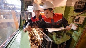 Рабочие в касках на заводе