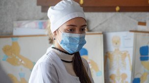 Студентка медицинского факультета во время занятий 