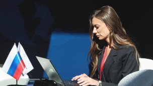 Женщина с ноутбуком