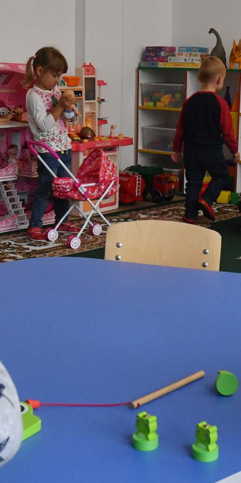 Дети в саду играют в игрушки 