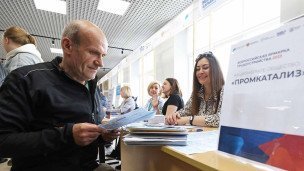 Посетитель у стенда компании "Промкатализ" на Всероссийской ярмарке трудоустройства "Работа России. Время возможностей"