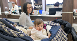 Ребенок и мама с документами 