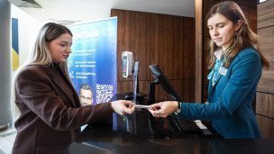 Девушка на ресепшне заселяется в отель