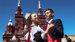 Выпускники школ во время праздничных гуляний на Красной площади