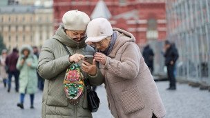 Женщины со смартфоном 