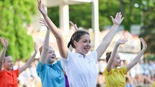 Дети во время флэшмоба на территории Всероссийского детского центра "Орленок"