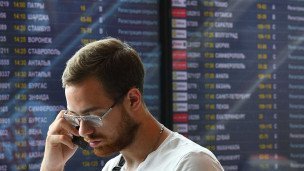 muzhchina-s-telefonom-v-aeroportu