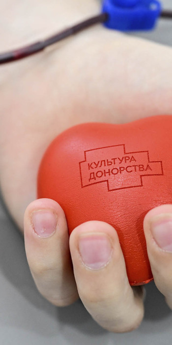 ehspander-v-ruke-u-donora-vo-vremya-sdachi-krovi