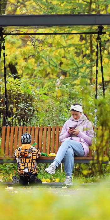 devushka-s-rebenkom-v-parke