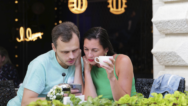 мужчина и женщина в кафе