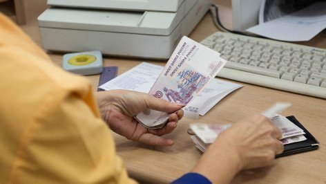 Сотрудница почты делает расчет пенсии 