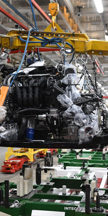 Рабочие за сборкой автомобиля