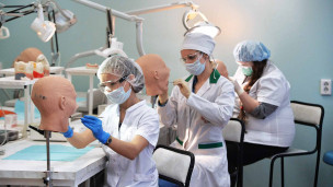 студенты стоматологического отделения на практическом занятии