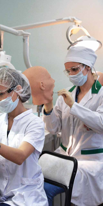 студенты стоматологического отделения на практическом занятии