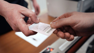 Автовладелец получает водительские права 