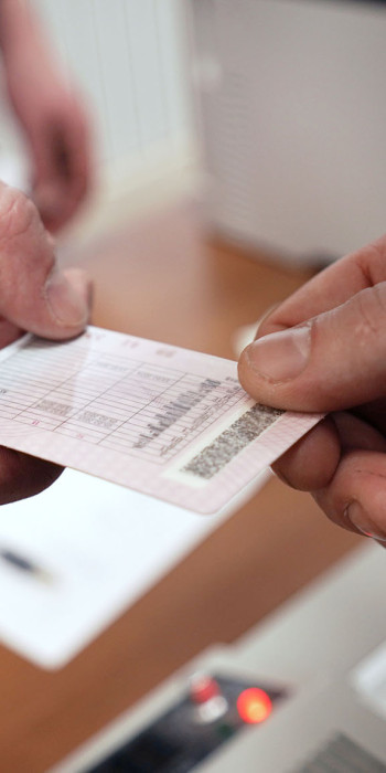 Автовладелец получает водительские права 