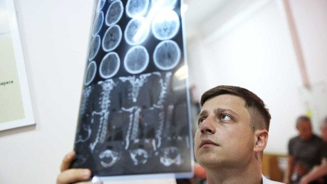 Врач изучает рентгеновский снимок в травматологическом центре