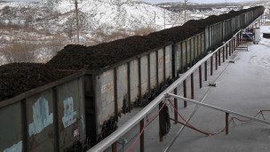 Железнодорожные вагоны загруженные углем 