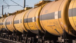 Грузовой состав на железной дороге