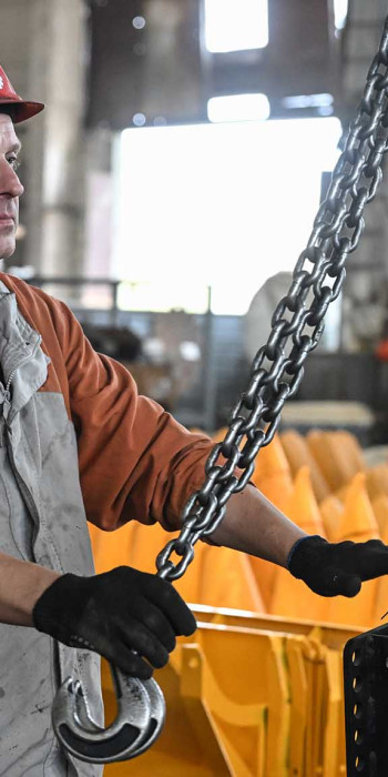 Сотрудник на производстве в каске