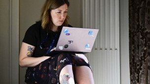 Девушка с ноутбуком